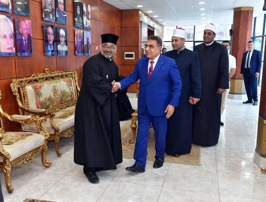 راعي الأقباط الكاثوليك في المنصورة يقدم التهاني لمحافظ الدقهلية بمناسبة عيد الأضحى | صور راعي الأقباط الكاثوليك في المنصورة يقدم التهاني لمحافظ الدقهلية بمناسبة عيد الأضحى | صور