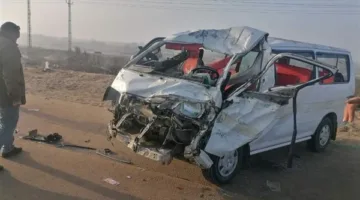 بعد وقوع إصابة لعشرة أشخاص.. المرور يتعامل مع آثار حادث انقلاب سيارة على الطريق الصحراوي الشرقي
