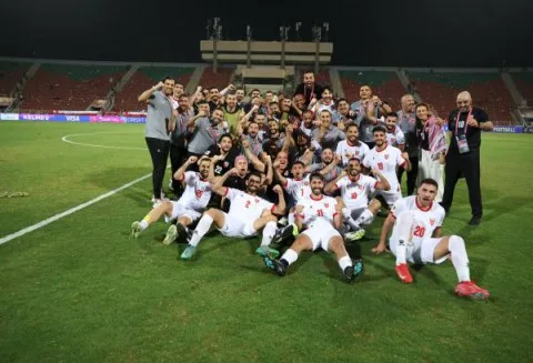 الأردن يحقق التأهل لكأس العالم وسط احتفالات عفوية في الشوارع والساحات العامة: تهاني من الملك والملكة للنشامى وسهرات تستمر حتى فجر العيد.