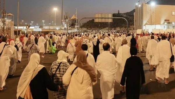 الحجاج يتزايدون في منى لأداء الشعائر بعد الوقوف في عرفات. الحجاج يتزايدون في منى لأداء الشعائر بعد الوقوف في عرفات.