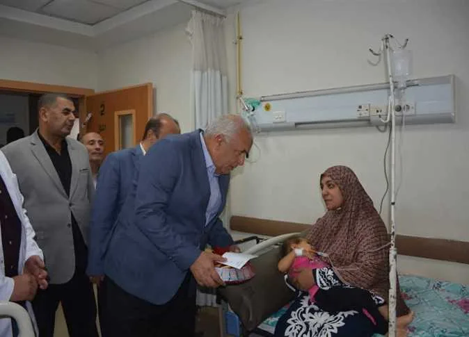 محافظ الوادي الجديد يهنئ المرضى في مستشفى الخارجة التخصصي بمناسبة عيد الأضحى المبارك محافظ الوادي الجديد يهنئ المرضى في مستشفى الخارجة التخصصي بمناسبة عيد الأضحى المبارك