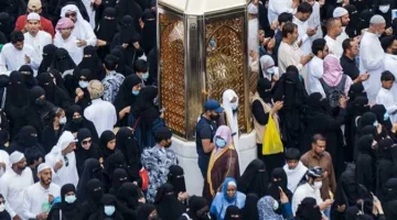 نساء مكة التقليديات: حكاية “مؤنسات الحرم” من مساء عرفة حتى صباح عيد الأضحى (فيديو)