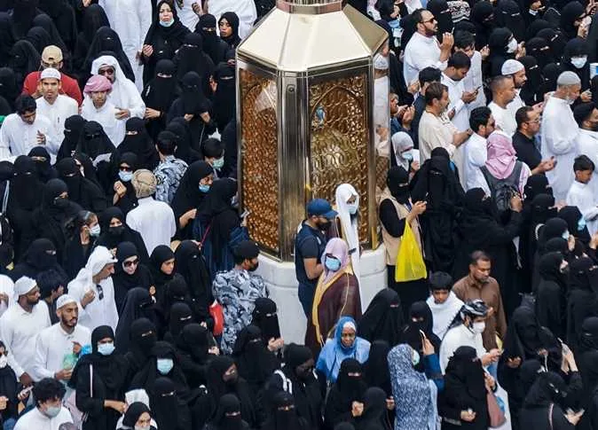 نساء مكة التقليديات: حكاية “مؤنسات الحرم” من مساء عرفة حتى صباح عيد الأضحى (فيديو) نساء مكة التقليديات: حكاية “مؤنسات الحرم” من مساء عرفة حتى صباح عيد الأضحى (فيديو)