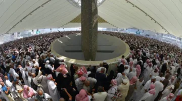 الحجاج يقومون بشعائر يوم النحر من رمي الجمار والطواف .. نقل مباشر