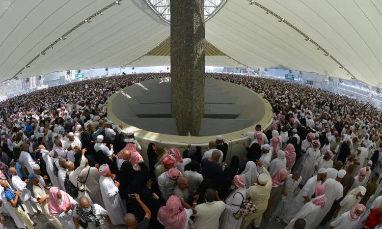 الحجاج يقومون بشعائر يوم النحر من رمي الجمار والطواف .. نقل مباشر الحجاج يقومون بشعائر يوم النحر من رمي الجمار والطواف .. نقل مباشر