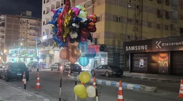 باعوا البالونات بأسعار 10 و25 جنيها: تزايد عدد البائعين في محيط المسجد الكبير بمطروح