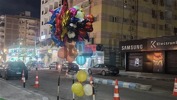 باعوا البالونات بأسعار 10 و25 جنيها: تزايد عدد البائعين في محيط المسجد الكبير بمطروح باعوا البالونات بأسعار 10 و25 جنيها: تزايد عدد البائعين في محيط المسجد الكبير بمطروح