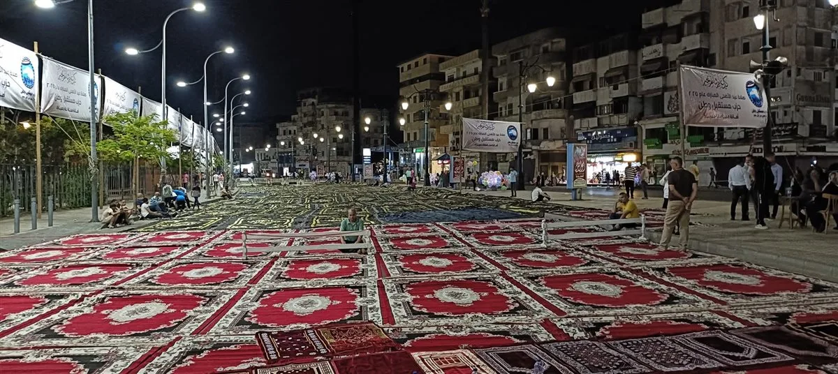 بسجاد جديد، ساحة دمياط تُهيئ نفسها لاستقبال المصلين في عيد الأضحى.