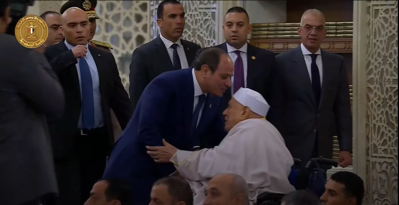 الرئيس السيسي يقبل رأس أحمد عمر هاشم خلال صلاة عيد الأضحى الرئيس السيسي يقبل رأس أحمد عمر هاشم خلال صلاة عيد الأضحى