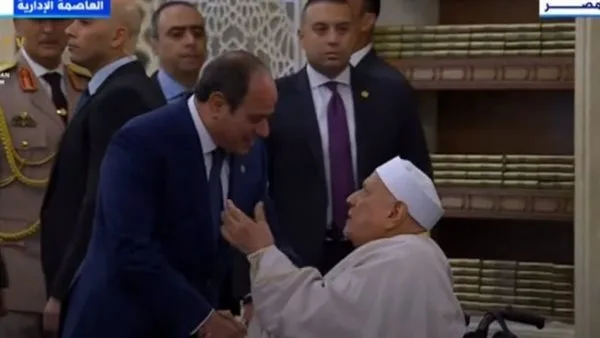 الرئيس السيسي يقبل يد الشيخ أحمد عمر هاشم خلال صلاة عيد الأضحى. الرئيس السيسي يقبل يد الشيخ أحمد عمر هاشم خلال صلاة عيد الأضحى.