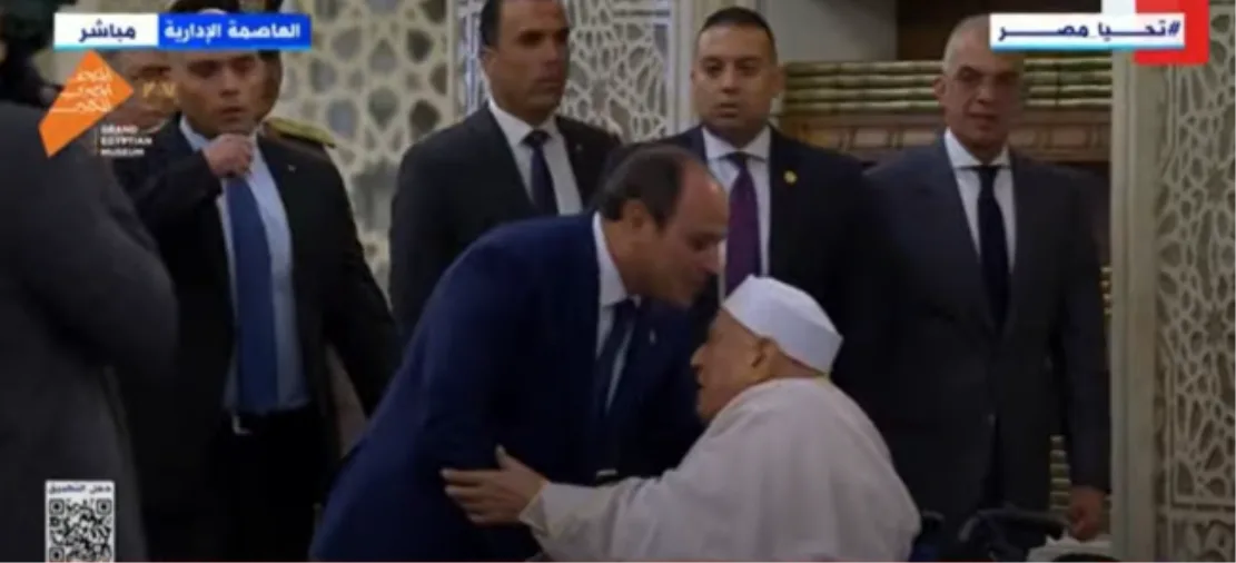 الرئيس السيسي يرحب بأحمد عمر هاشم عند وصوله مسجد مصر بالعاصمة لأداء صلاة عيد الأضحى. الرئيس السيسي يرحب بأحمد عمر هاشم عند وصوله مسجد مصر بالعاصمة لأداء صلاة عيد الأضحى.