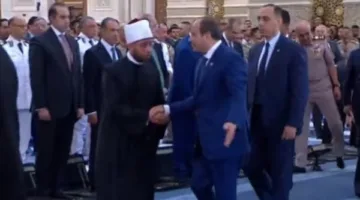 الرئيس السيسي يغادر مسجد مصر في العاصمة الإدارية بعد انتهاء صلاة عيد الأضحى.