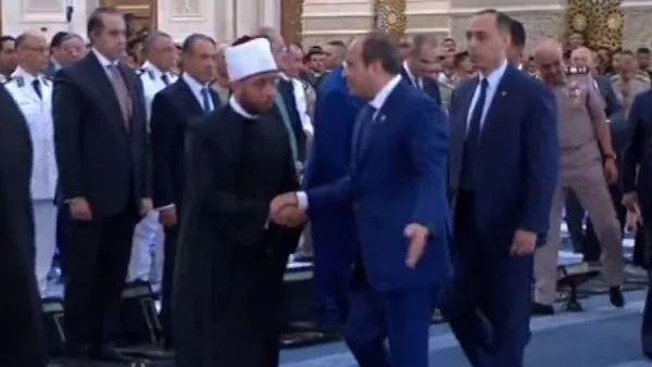 الرئيس السيسي يغادر مسجد مصر في العاصمة الإدارية بعد انتهاء صلاة عيد الأضحى.