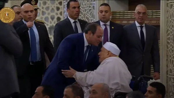 الرئيس السيسي يقبل رأس الدكتور أحمد عمر هاشم أثناء صلاة عيد الأضحى. الرئيس السيسي يقبل رأس الدكتور أحمد عمر هاشم أثناء صلاة عيد الأضحى.