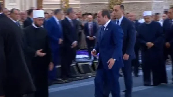 الرئيس السيسي يغادر مسجد مصر في العاصمة الإدارية بعد أداء صلاة عيد الأضحى. الرئيس السيسي يغادر مسجد مصر في العاصمة الإدارية بعد أداء صلاة عيد الأضحى.