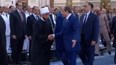الرئيس السيسي يغادر المسجد الكبير في مصر بعد صلاة عيد الأضحى 2025