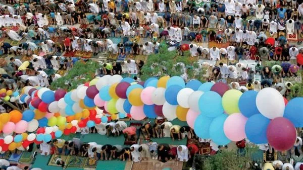 بالونات وحلويات وهتافات.. أطفال الغربية يبدعون فرحة عيد الأضحى