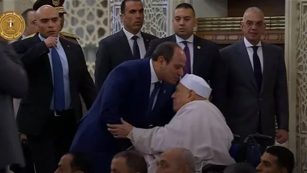 الرئيس السيسي يقبل رأس الدكتور أحمد عمر هاشم أثناء صلاة عيد الأضحى. الرئيس السيسي يقبل رأس الدكتور أحمد عمر هاشم أثناء صلاة عيد الأضحى.