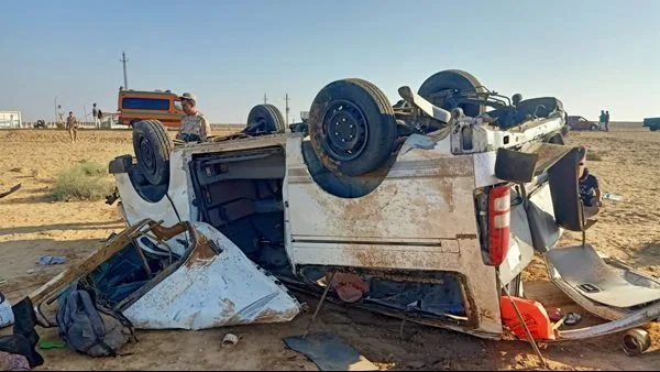 إصابة 10 أفراد جراء انقلاب سيارة ميني باص في البحر الأحمر