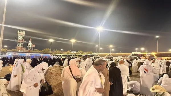 وصول حجاج بعثة القرعة إلى مخيمات منى وإقامتهم بنجاح وصول حجاج بعثة القرعة إلى مخيمات منى وإقامتهم بنجاح