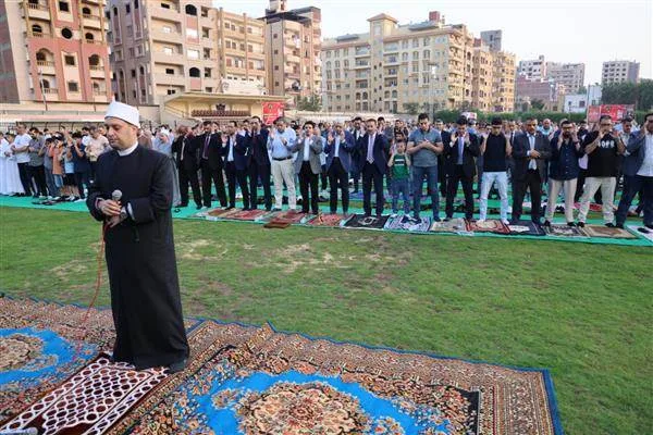 المواطنون يحتفلون بصلاة عيد الأضحى في المساجد والساحات العامة المواطنون يحتفلون بصلاة عيد الأضحى في المساجد والساحات العامة