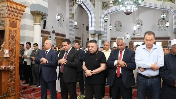 الأهالي يتقاطفون صوراً تذكارية مع محافظ البحر الأحمر خلال احتفالات عيد الأضحى. الأهالي يتقاطفون صوراً تذكارية مع محافظ البحر الأحمر خلال احتفالات عيد الأضحى.