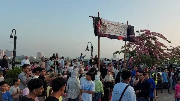 تجمّع المواطنين في القناطر الخيرية للاحتفال باليوم الأول من العيد تجمّع المواطنين في القناطر الخيرية للاحتفال باليوم الأول من العيد