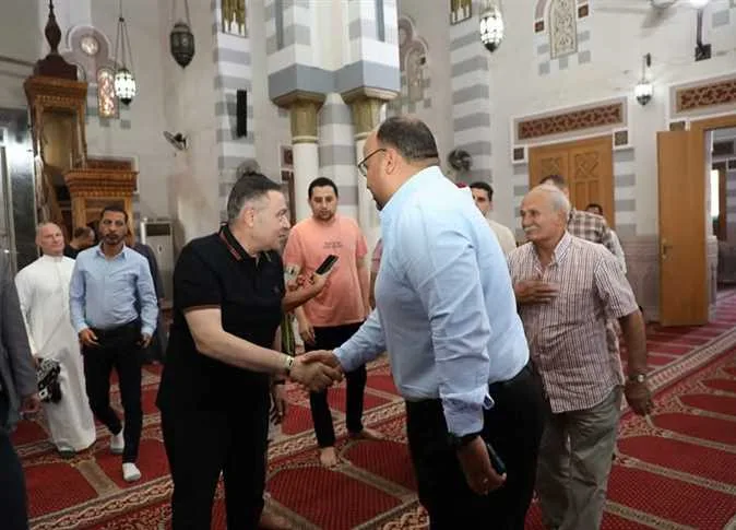 محافظ البحر الأحمر يشارك في صلاة العيد في مسجد عبدالمنعم رياض بحضور آلاف المواطنين في ساحة الميناء الكبير. محافظ البحر الأحمر يشارك في صلاة العيد في مسجد عبدالمنعم رياض بحضور آلاف المواطنين في ساحة الميناء الكبير.