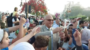 محافظ القليوبية يوزع الزهور على الأطفال والمواطنين احتفالاً بالعيد.. صور