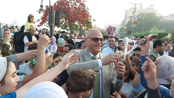 محافظ القليوبية يوزع الزهور على الأطفال والمواطنين احتفالاً بالعيد.. صور محافظ القليوبية يوزع الزهور على الأطفال والمواطنين احتفالاً بالعيد.. صور