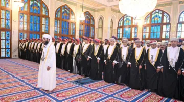 السيد فهد يشارك في صلاة عيد الأضحى في مسجد الخور بالعاصمة مسقط