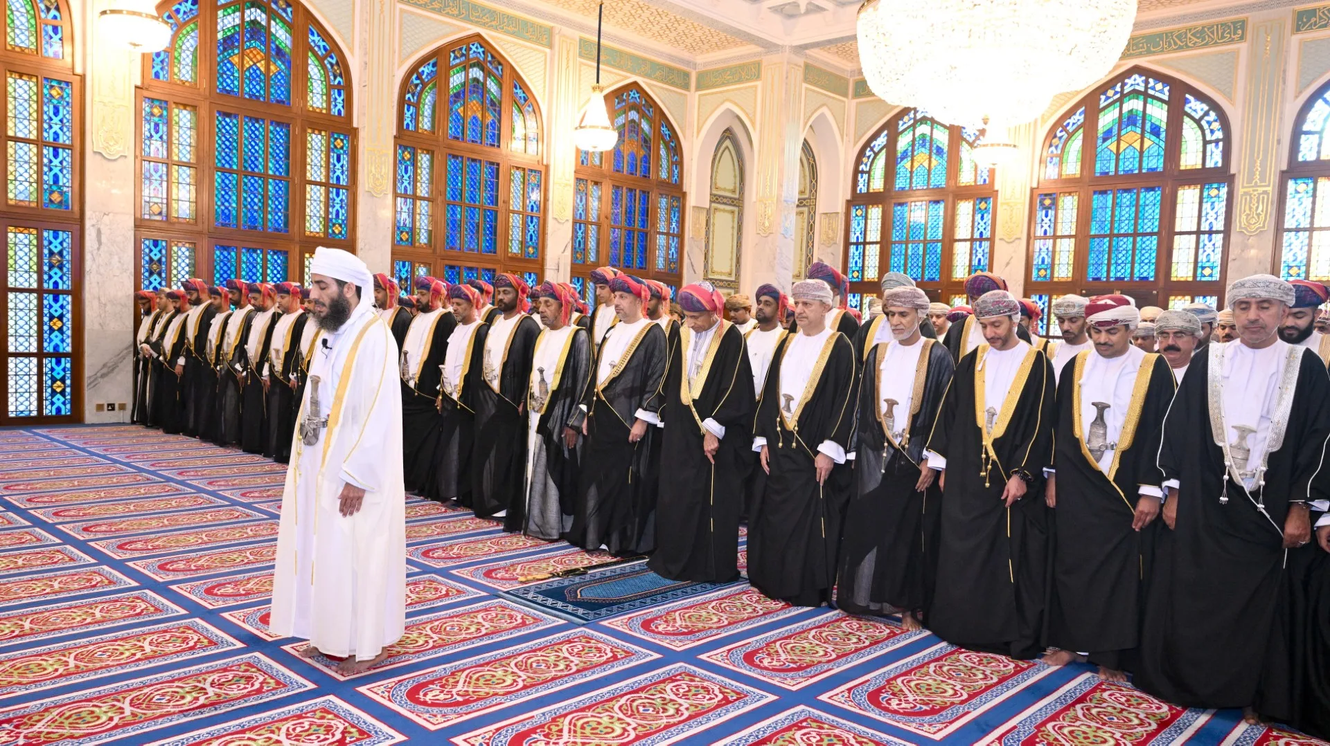 السيد فهد يشارك في صلاة عيد الأضحى في مسجد الخور بالعاصمة مسقط السيد فهد يشارك في صلاة عيد الأضحى في مسجد الخور بالعاصمة مسقط