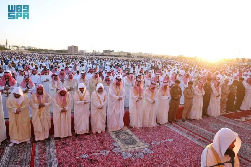 أمير منطقة الحدود الشمالية يشارك في صلاة عيد الأضحى