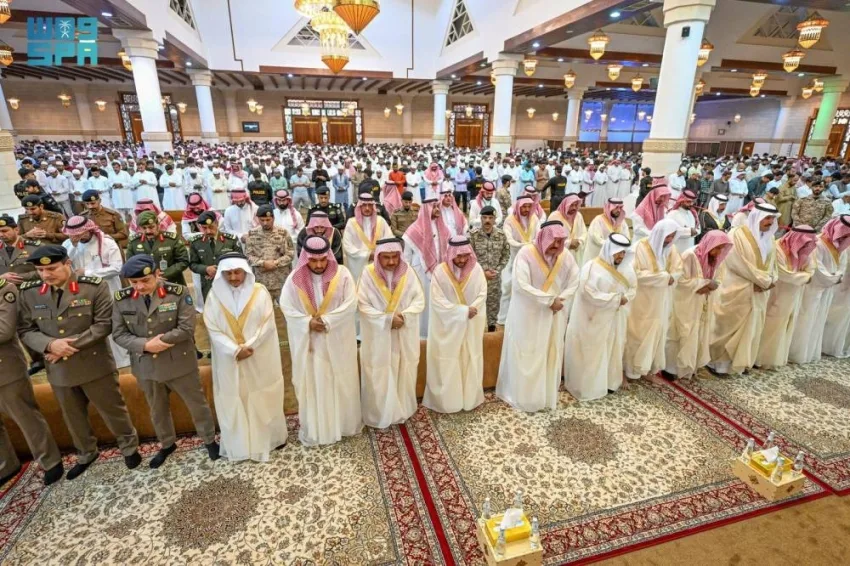 أمير منطقة حائل ونائبه يشاركان في صلاة عيد الأضحى أمير منطقة حائل ونائبه يشاركان في صلاة عيد الأضحى