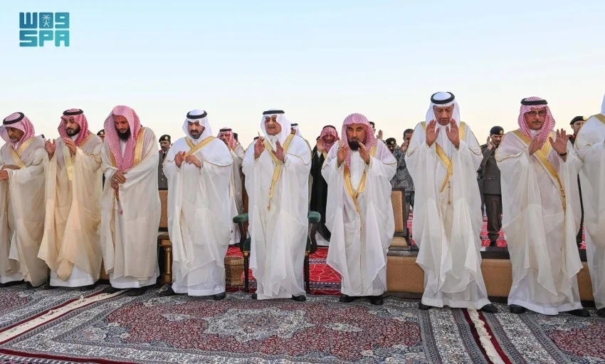 أمير منطقة تبوك ونائبه يشاركان في صلاة عيد الأضحى أمير منطقة تبوك ونائبه يشاركان في صلاة عيد الأضحى