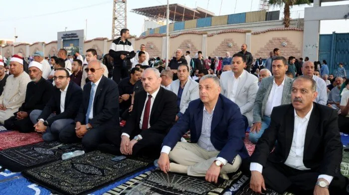 محافظ الإسماعيلية شارك في أداء صلاة عيد الأضحى المبارك في ساحة “الملاعب المفتوحة” بحي ثان محافظ الإسماعيلية شارك في أداء صلاة عيد الأضحى المبارك في ساحة “الملاعب المفتوحة” بحي ثان