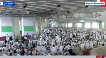 شاهد.. حجاج بيت الله يؤدون رمي جمرة العقبة