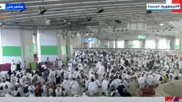 شاهد.. حجاج بيت الله يؤدون رمي جمرة العقبة