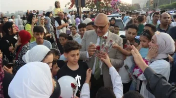 محافظ القليوبية يوزع الزهور والهدايا على المواطنين في كورنيش النيل ببنها