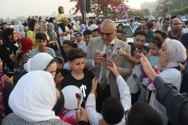 محافظ القليوبية ورئيس جامعة بنها يقدمون الزهور للمواطنين بمناسبة عيد الأضحى محافظ القليوبية ورئيس جامعة بنها يقدمون الزهور للمواطنين بمناسبة عيد الأضحى