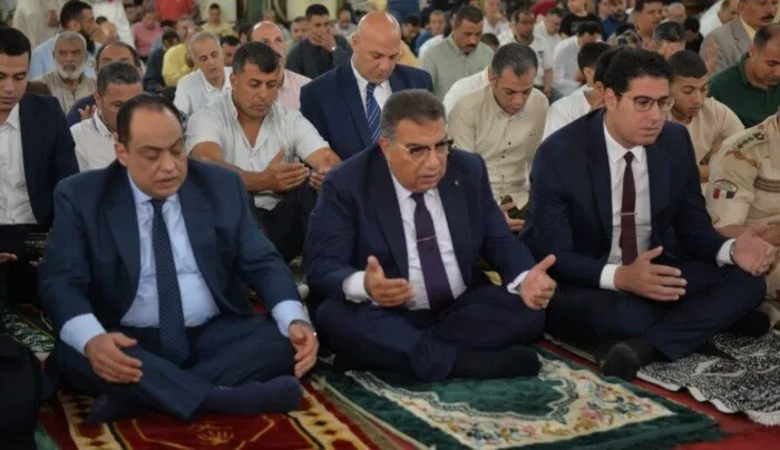 محافظ الدقهلية ورئيس الأمن يشاركان في صلاة عيد الأضحى بمسجد النصر في المنصورة محافظ الدقهلية ورئيس الأمن يشاركان في صلاة عيد الأضحى بمسجد النصر في المنصورة