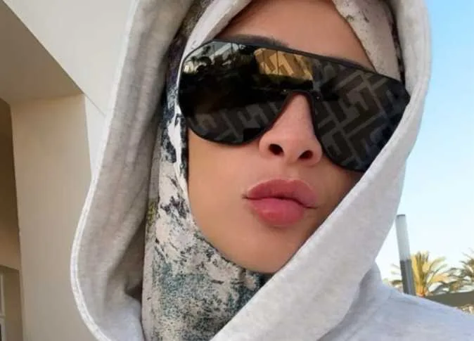 بالحجاب.. ياسمين عبدالعزيز تنشر صورًا لها أثناء أداء صلاة عيد الأضحى.