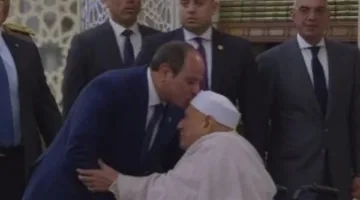 إشارة إنسانية.. الرئيس السيسي يقبل رأس الدكتور أحمد عمر هاشم أثناء صلاة عيد الأضحى