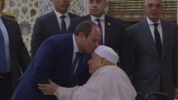 إشارة إنسانية.. الرئيس السيسي يقبل رأس الدكتور أحمد عمر هاشم أثناء صلاة عيد الأضحى إشارة إنسانية.. الرئيس السيسي يقبل رأس الدكتور أحمد عمر هاشم أثناء صلاة عيد الأضحى