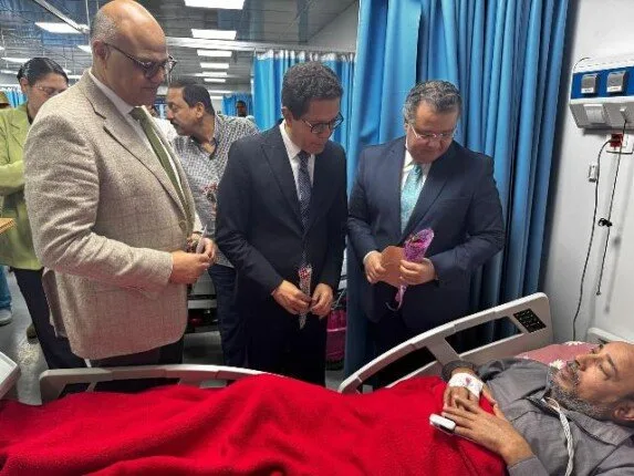 محافظ القليوبية ورئيس جامعة بنها يحتفلان بعيد الأضحى مع المرضى في المستشفى الجامعي محافظ القليوبية ورئيس جامعة بنها يحتفلان بعيد الأضحى مع المرضى في المستشفى الجامعي