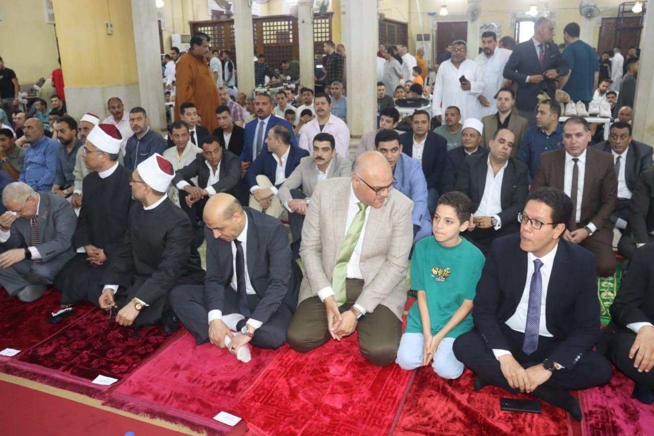 أبناء الشهداء يتوسطون القيادات