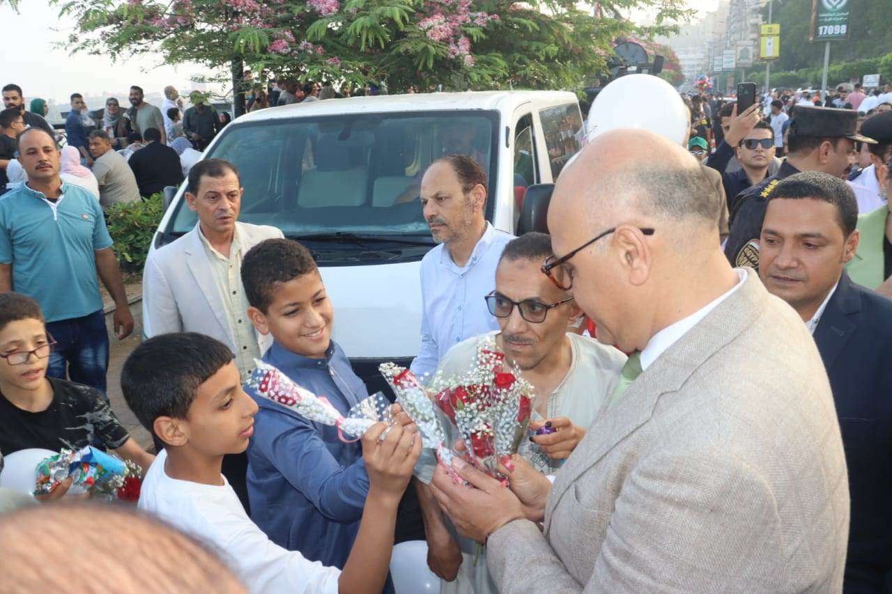 المحافظ يوزع الورد على الأطفال