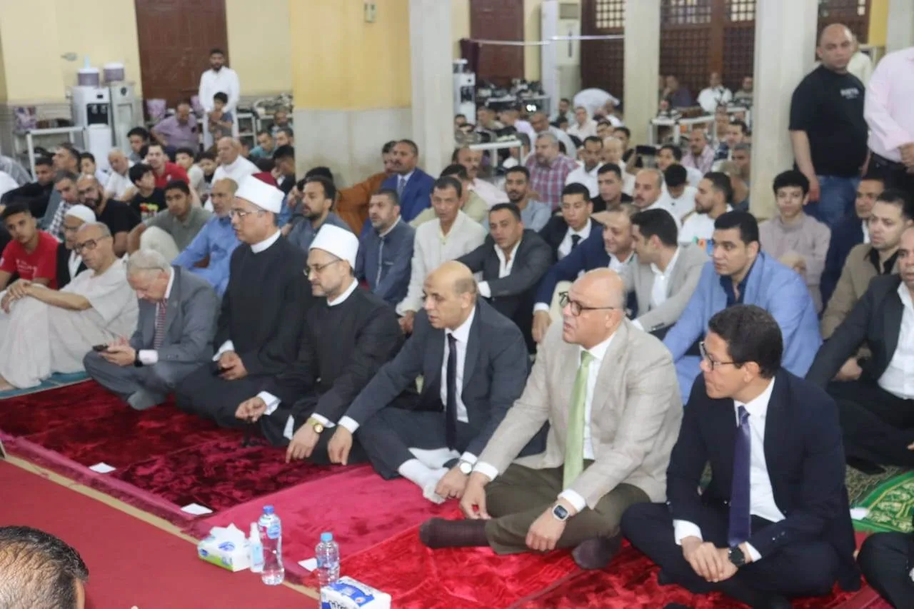 محافظ القليوبية ورئيس جامعة بنها ومدير الأمن يوزعون الزهور على المشاركين في احتفالات عيد الأضحى