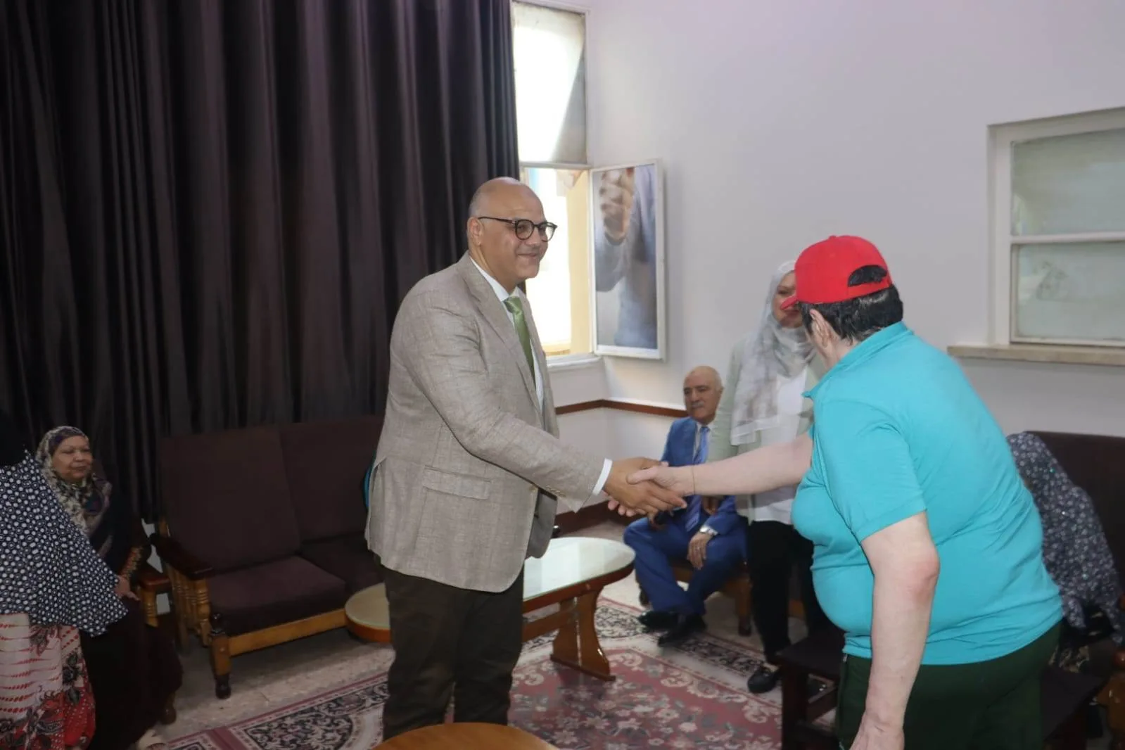 محافظ القليوبية يقدم الهدايا والورود لكبار السن في أول أيام عيد الأضحى