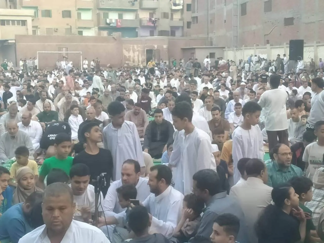 آلاف المصلين يحتفلون بعيد الأضحى في ساحات وملاعب مراكز الشباب وأندية القليوبية. آلاف المصلين يحتفلون بعيد الأضحى في ساحات وملاعب مراكز الشباب وأندية القليوبية.
